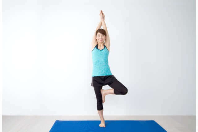 バランス感覚が向上する立木のポーズ ヨガ資格yoga Xyz