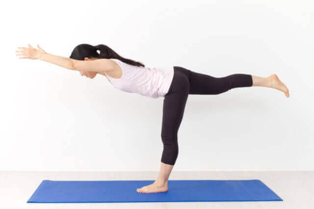 身体の調和力を鍛える英雄のポーズ３ ヨガ資格yoga Xyz
